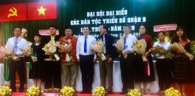 大會介紹了7位代表和2位候補代表參加第三屆本市少數民族代表大會。