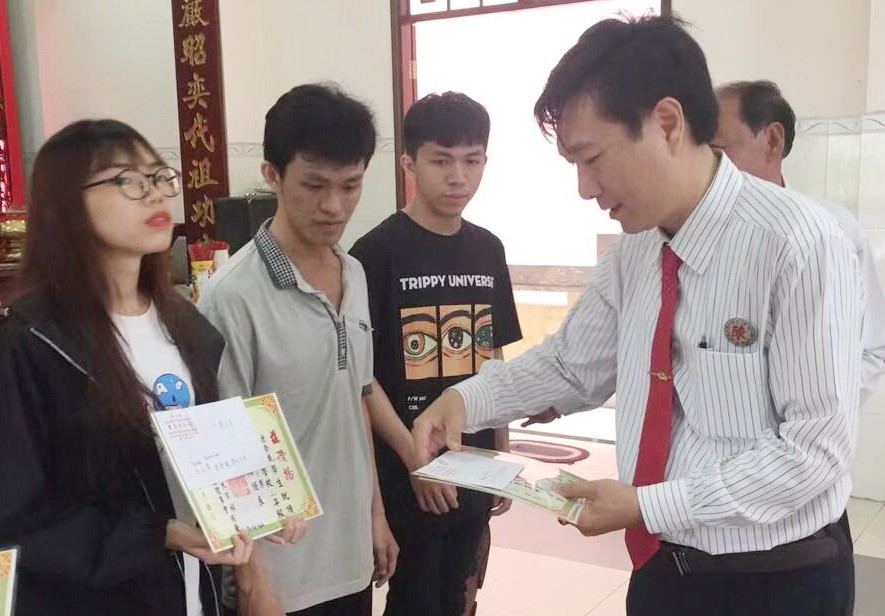 陳浩永理事長向優秀生頒發獎品。