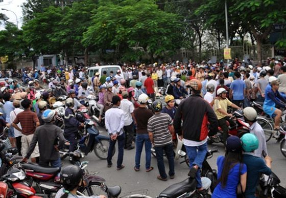 只因發生一起車禍而令到眾多路人好奇地圍觀，導致交通嚴重堵塞。