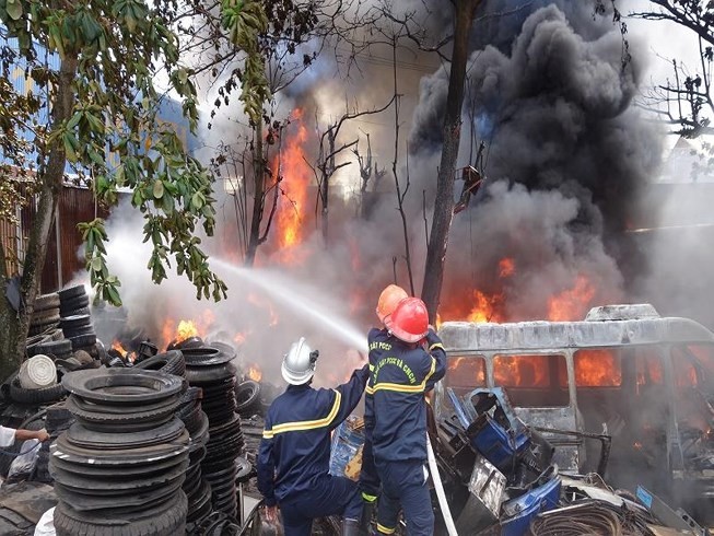 消防隊獲報趕抵火警現場滅火。（圖源：海洋）