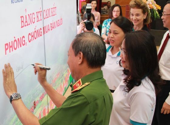 各代表簽署打擊拐賣人口的承諾。（圖源：越通社）