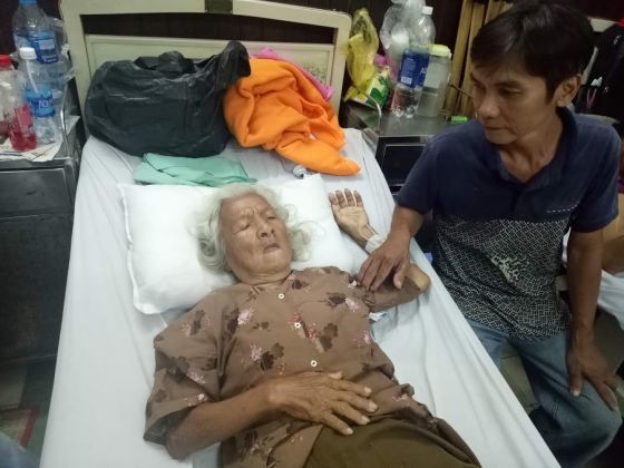 林榮正照顧骨折的母親。