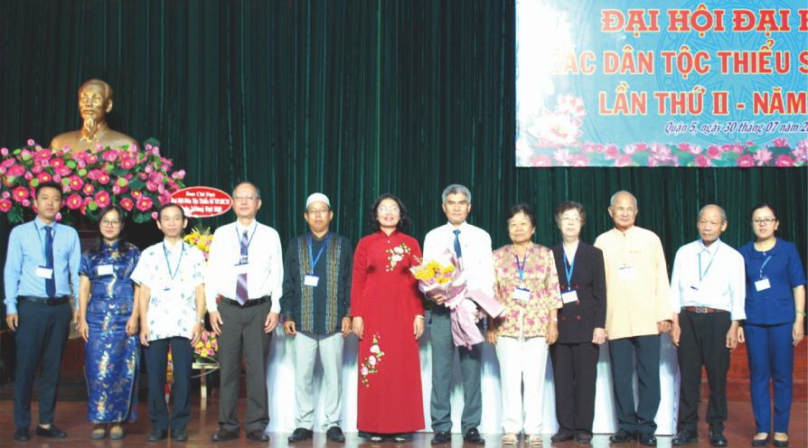 第五郡領導祝賀獲選參加全市各少數民族代表大會的代表。