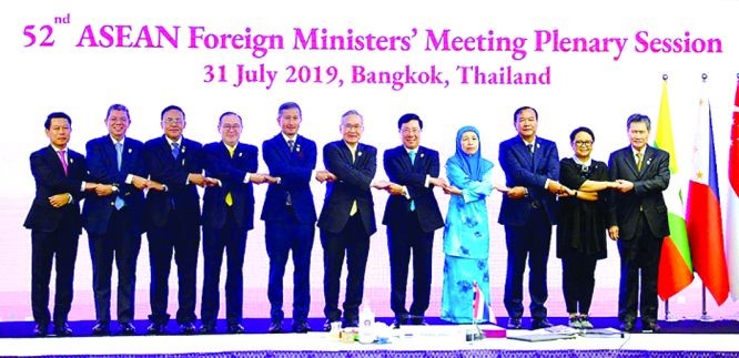 范平明副總理（右五）與東盟外長在AMM-52全體會議上。（圖源：越通社）