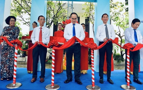 市委書記阮善仁（前中）出席本市社會經濟模擬與預測中心落成剪綵儀式。（圖源：越勇）