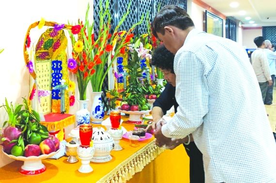 善信在草堂禪寺超度先人。