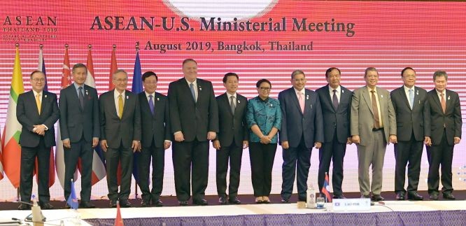 范平明副總理（左四）與東盟－美國各國外交部長合照。（圖源：越通社）