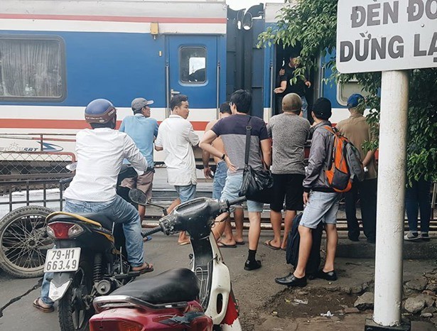 鐵路事故導致路經芽莊市西部的1C號國道路段受堵數個小時。（圖源：K.Nam）