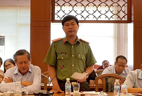 慶和省公安廳參謀長潘文強上校在新聞發佈會上回答記者提問。（圖源：維清）