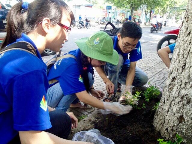 青年植樹攜手建設綠色城市。