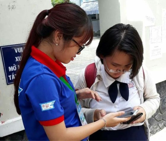 市師範大學志願大學生正為高中生諮訊。