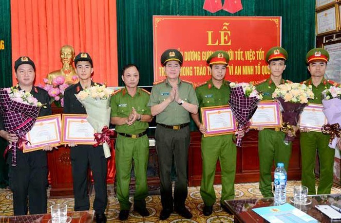 南定省公安廳領導向所屬業務單位的5名幹部、戰士表彰。（圖源：陲楊）