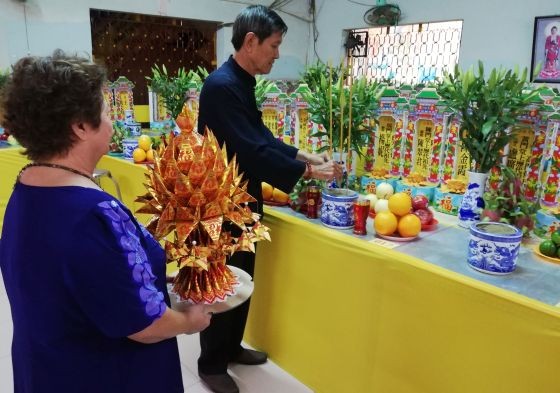 善信為先人牌位準備花果致祭。