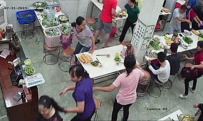 店內食客突遭歹徒潑灑蝦醬、油漆等污穢物質而慌張逃離“困境”。（圖源：富潤）