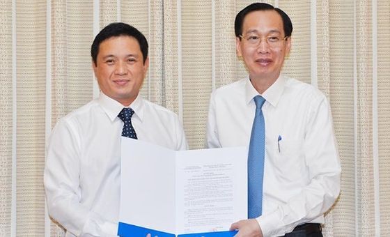 新任市計劃與投資廳副廳長阮忠英（左）從市人委會常務副主席黎清廉手中接過人事委任《決定》。（圖源：越勇）