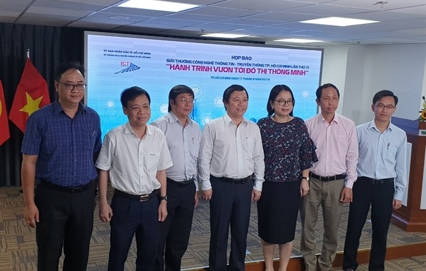 市新聞與傳播廳長楊英德（中）同組委會代表在儀式上合照。（圖源：互聯網）