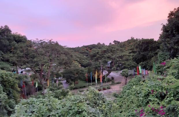 即毓山崗的黎明景色。