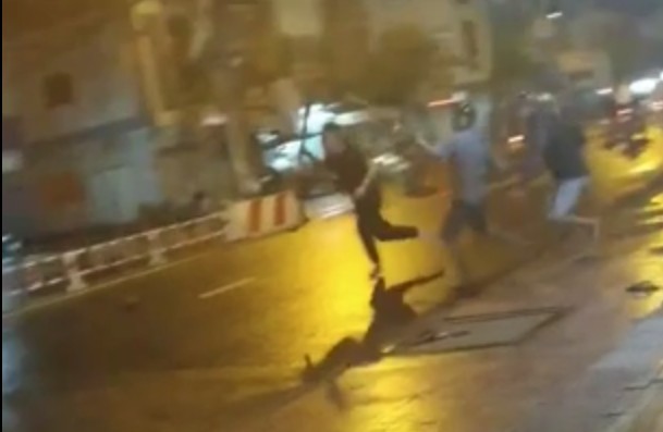 多名青年團夥手持利器在街上互相追逐毆打。（圖源：視頻截圖）