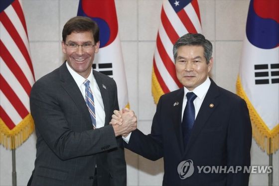 韓防長鄭景斗（右）與到訪的美新任防長埃斯珀握手合影。（圖源：韓聯社）