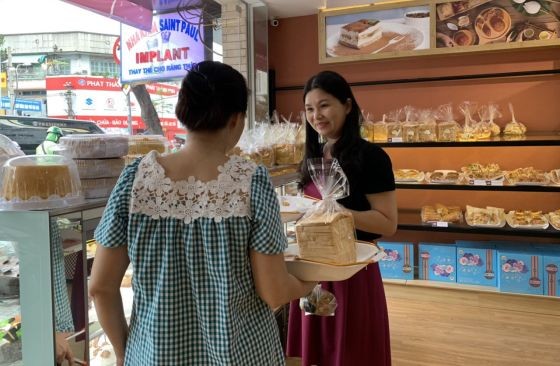 Sweet Home餅家員工向顧客介紹產品。