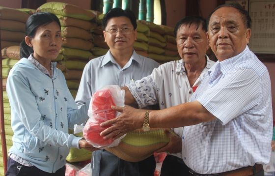 鄭氏宗祠榮譽理事長鄭紹明（右一）向宗親派發盂蘭節禮物。