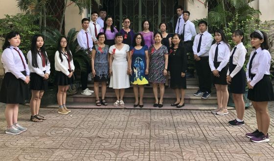 福中外語中心校委、老師與應屆高中生合照。