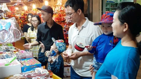 消費者在梁汝學傳統花燈街上選購花燈。