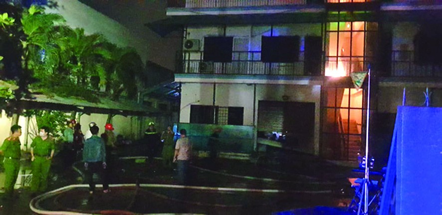 消防力量趕抵火警現場滅火。（圖源：互聯網）