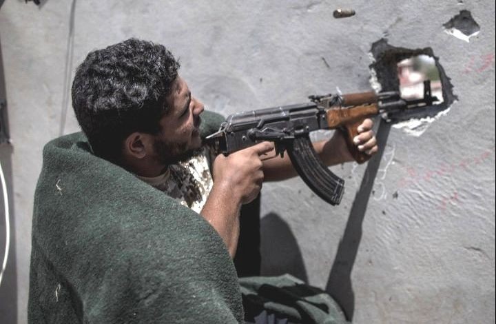 7月31日，在利比亞的黎波里，利比亞民族團結政府武裝人員與利比亞“國民軍”武裝（不在畫面中）交戰。（圖源：新華社）