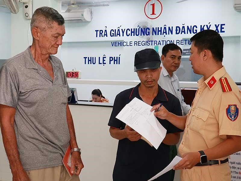 交警指引在陸路機械交通工具登記管理隊的民眾辦理手續。 