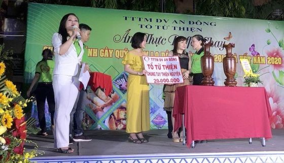 安東貿易勞務中心的商販參加慈善拍賣活動。