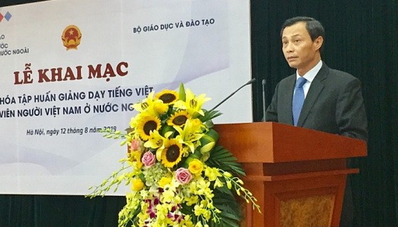 旅居海外越南人國家委員會副主任梁清毅致開幕詞。（圖源：T.P）