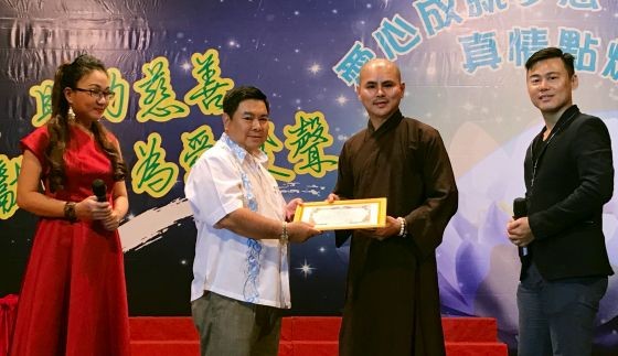 德光溫情之家代表接收善款。