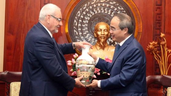 市委書記阮善仁（右）向菲利普總經理贈送紀念品。（圖源：越通社）