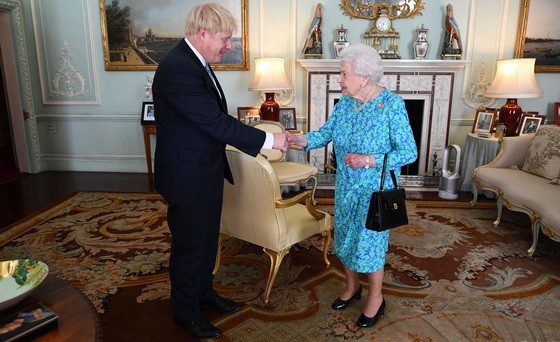 英女王伊莉莎白二世接見約翰遜。 (圖源：The Royal Family/ Twitter)