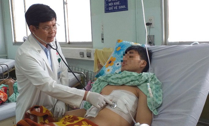 醫生給阿 L 進行手術後查體。