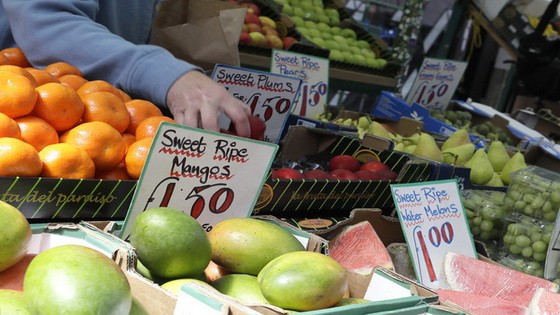 預期英國無協議脫歐將帶來的衝擊，英國人瘋狂屯積糧食。圖為倫敦的水果難一景。  （圖源：AP）