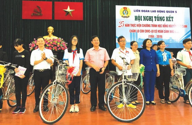 各華人單位捐助第五郡阮德景獎助學金 ảnh 1