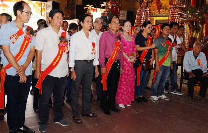 該廟理事長黃偉峰、各理監事以及諸位擔任盂蘭節職守的代表出席並一起上香參拜，祈求風調雨順，國泰民安。