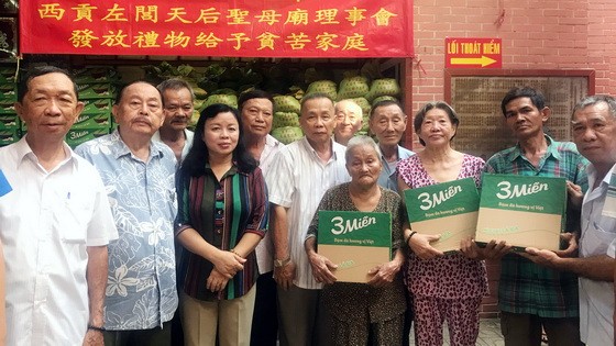 地方政府和理事們向窮人贈送禮物。