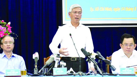 市人委會副主席武文歡主持新聞發佈會。（圖源：越通社）