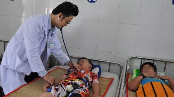 市第一兒童醫院醫生在給入住醫院接受治療的登革熱病童查體。（圖源：維姓）