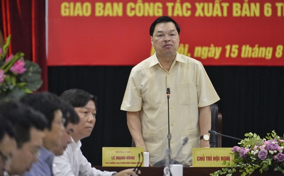 中央宣教部副部長黎孟雄（站立者）主持會議並發表講話。