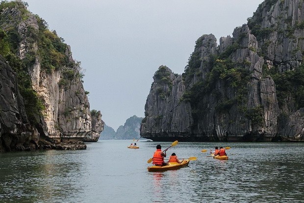 在下龍灣划艇。