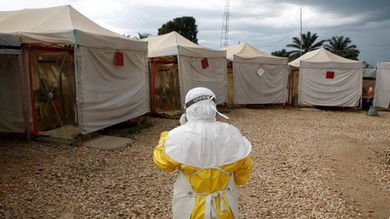 這是2019年3月30日，一名醫護人員在剛果（金）走向一家埃博拉治療中心。 （圖源：路透社）