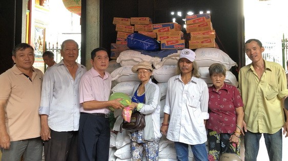 霞漳會館理事向清貧戶派發盂蘭節禮品。