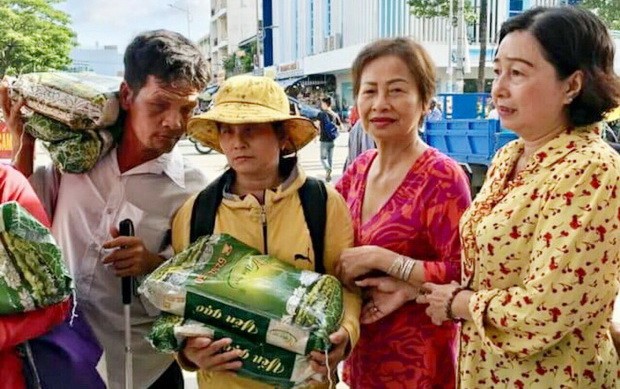 福建霞漳會館發送盂蘭節禮品 ảnh 1