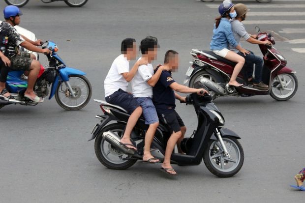 超載又不戴安全帽 