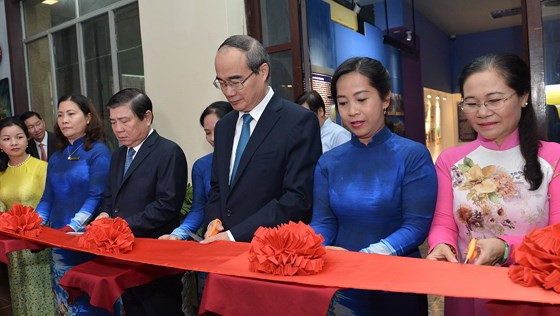 本市領導為“孫伯伯與工人”專題展剪綵。（圖源：越勇）