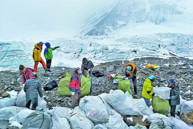 尼泊爾派人在珠峰收集垃圾。（圖源：AP）